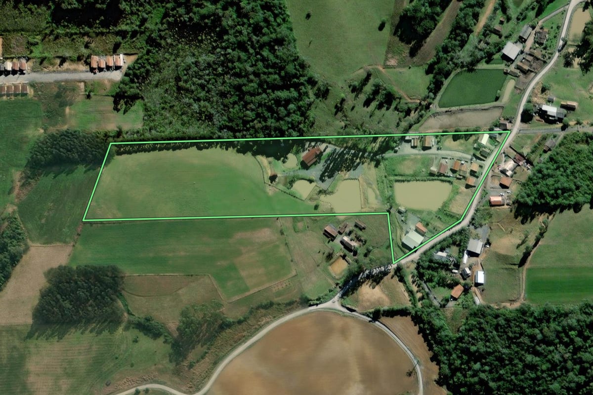 Imagem de satélite do imóvel rural em Agrolândia (SC), com o contorno declarado no CAR desenhado por cima.