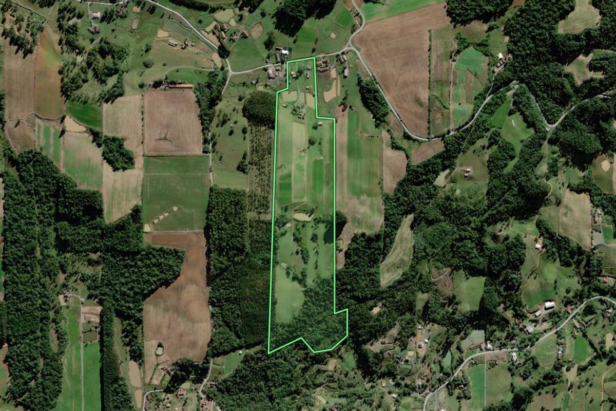 Imagem de satélite do imóvel rural em Agrolândia (SC), com o contorno declarado no CAR desenhado por cima.