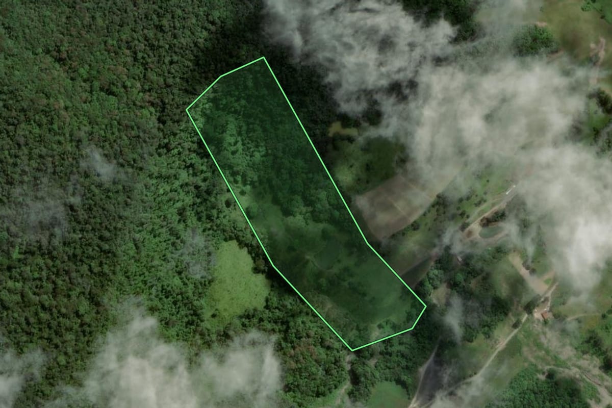 Imagem de satélite do imóvel rural em Agrolândia (SC), com o contorno declarado no CAR desenhado por cima.
