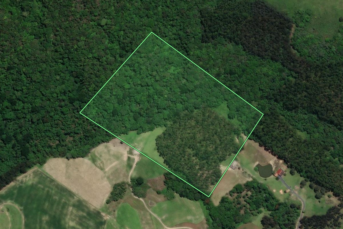 Imagem de satélite do imóvel rural em Agrolândia (SC), com o contorno declarado no CAR desenhado por cima.
