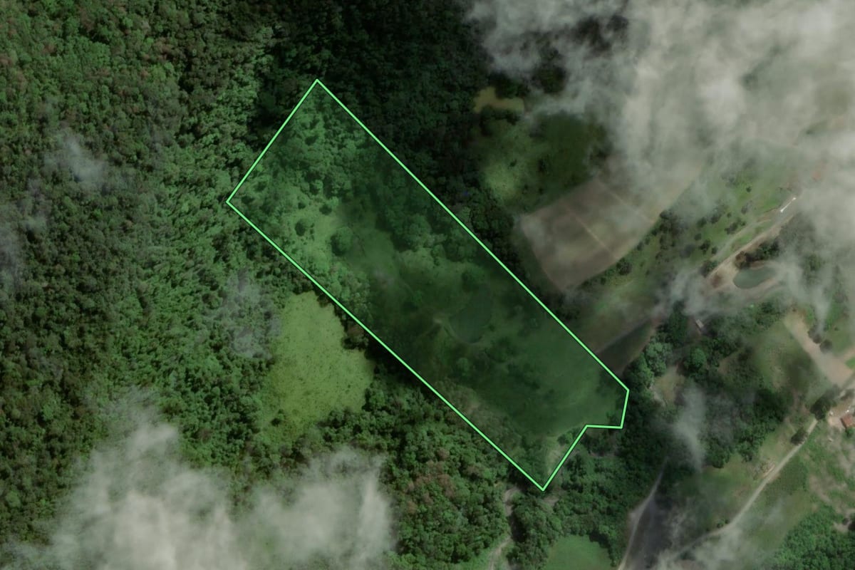 Imagem de satélite do imóvel rural em Agrolândia (SC), com o contorno declarado no CAR desenhado por cima.