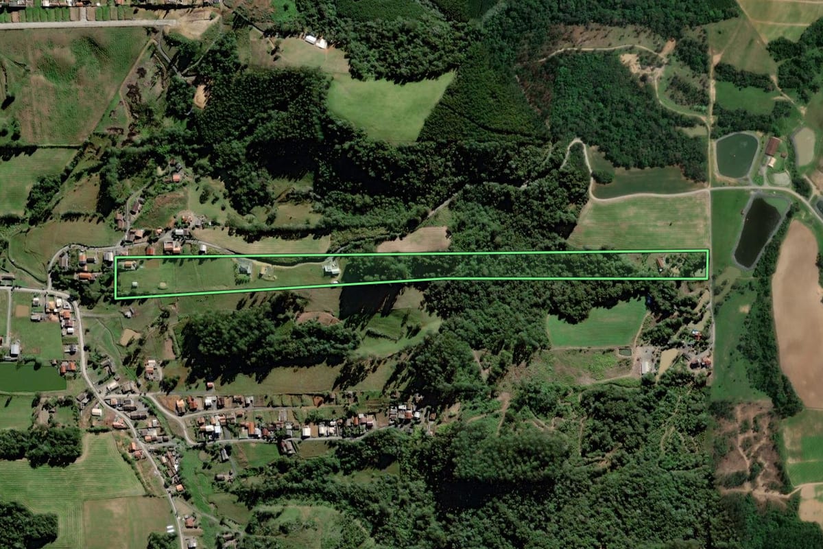 Imagem de satélite do imóvel rural em Agrolândia (SC), com o contorno declarado no CAR desenhado por cima.