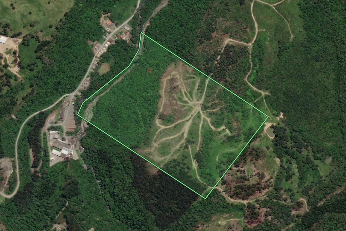 Imagem de satélite do imóvel rural em Agrolândia (SC), com o contorno declarado no CAR desenhado por cima.