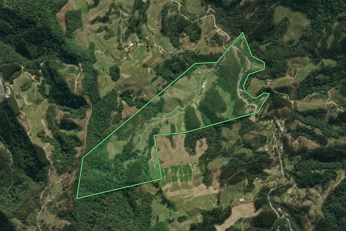 Imagem de satélite do imóvel rural em Agrolândia (SC), com o contorno declarado no CAR desenhado por cima.