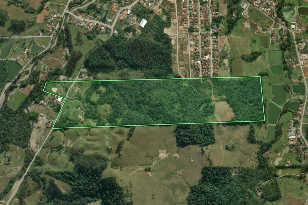 Imagem de satélite do imóvel rural em Agrolândia (SC), com o contorno declarado no CAR desenhado por cima.