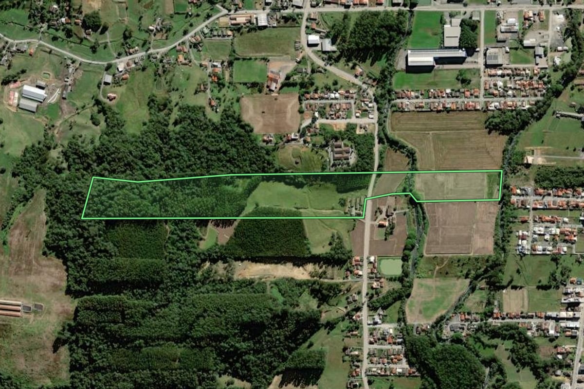 Imagem de satélite do imóvel rural em Agrolândia (SC), com o contorno declarado no CAR desenhado por cima.