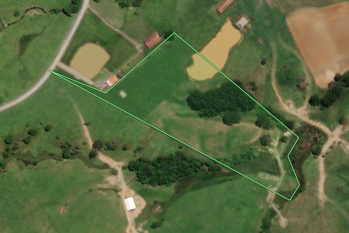Imagem de satélite do imóvel rural em Agrolândia (SC), com o contorno declarado no CAR desenhado por cima.
