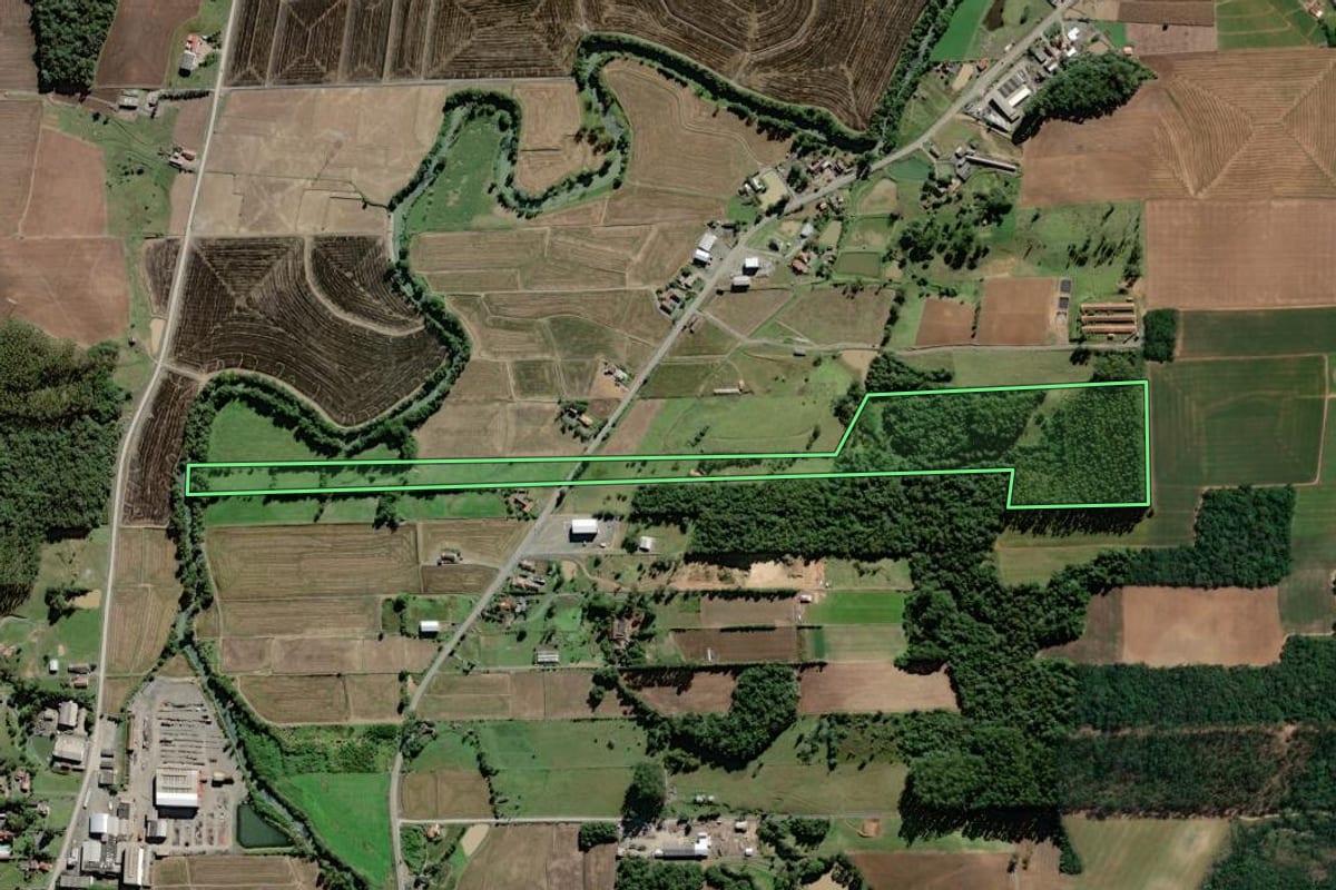 Imagem de satélite do imóvel rural em Agrolândia (SC), com o contorno declarado no CAR desenhado por cima.