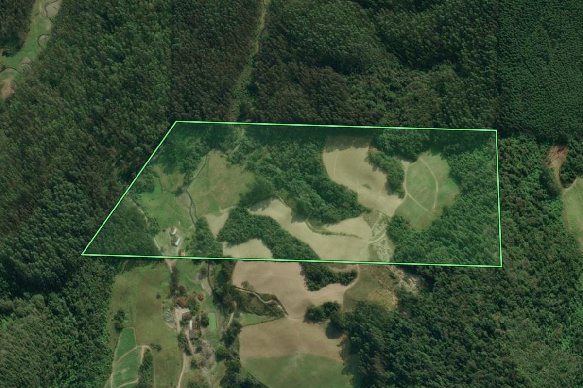 Imagem de satélite do imóvel rural em Agrolândia (SC), com o contorno declarado no CAR desenhado por cima.