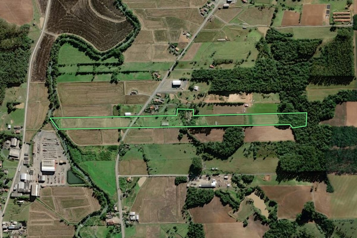 Imagem de satélite do imóvel rural em Agrolândia (SC), com o contorno declarado no CAR desenhado por cima.