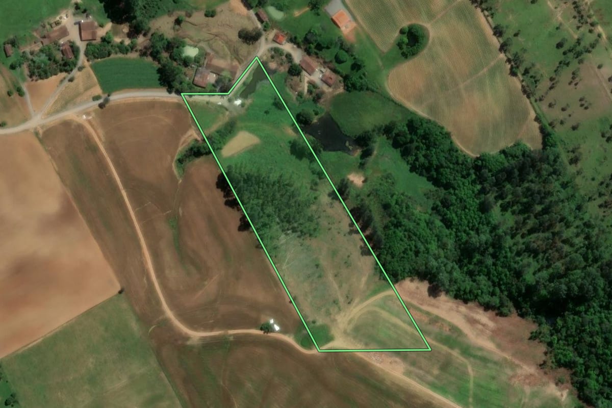 Imagem de satélite do imóvel rural em Agrolândia (SC), com o contorno declarado no CAR desenhado por cima.
