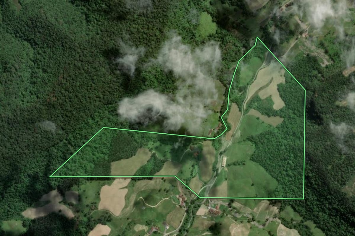 Imagem de satélite do imóvel rural em Agrolândia (SC), com o contorno declarado no CAR desenhado por cima.
