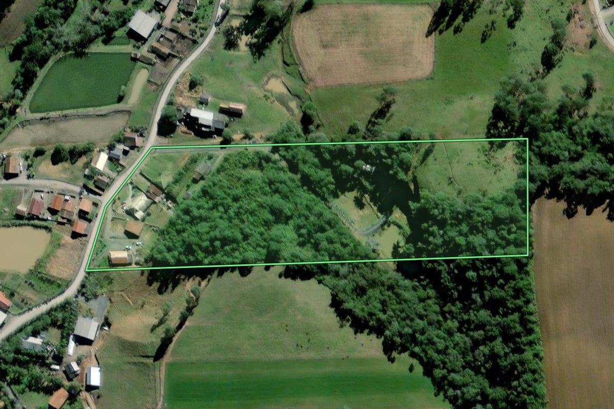 Imagem de satélite do imóvel rural em Agrolândia (SC), com o contorno declarado no CAR desenhado por cima.