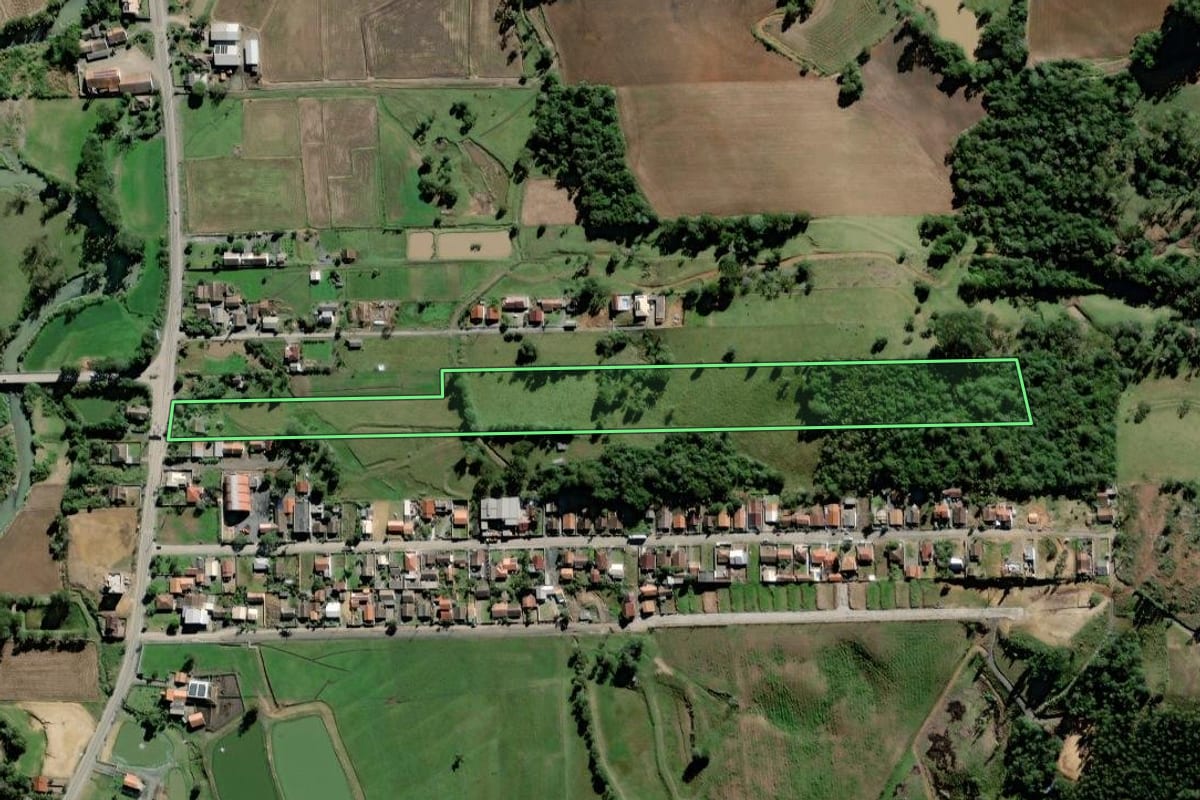 Imagem de satélite do imóvel rural em Agrolândia (SC), com o contorno declarado no CAR desenhado por cima.