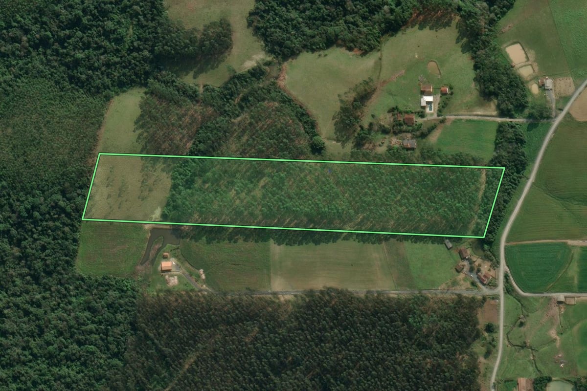 Imagem de satélite do imóvel rural em Agrolândia (SC), com o contorno declarado no CAR desenhado por cima.