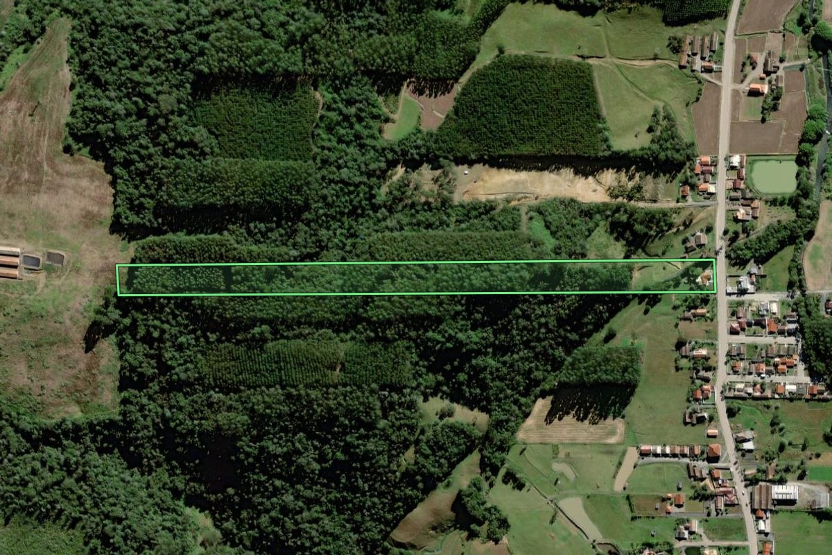 Imagem de satélite do imóvel rural em Agrolândia (SC), com o contorno declarado no CAR desenhado por cima.