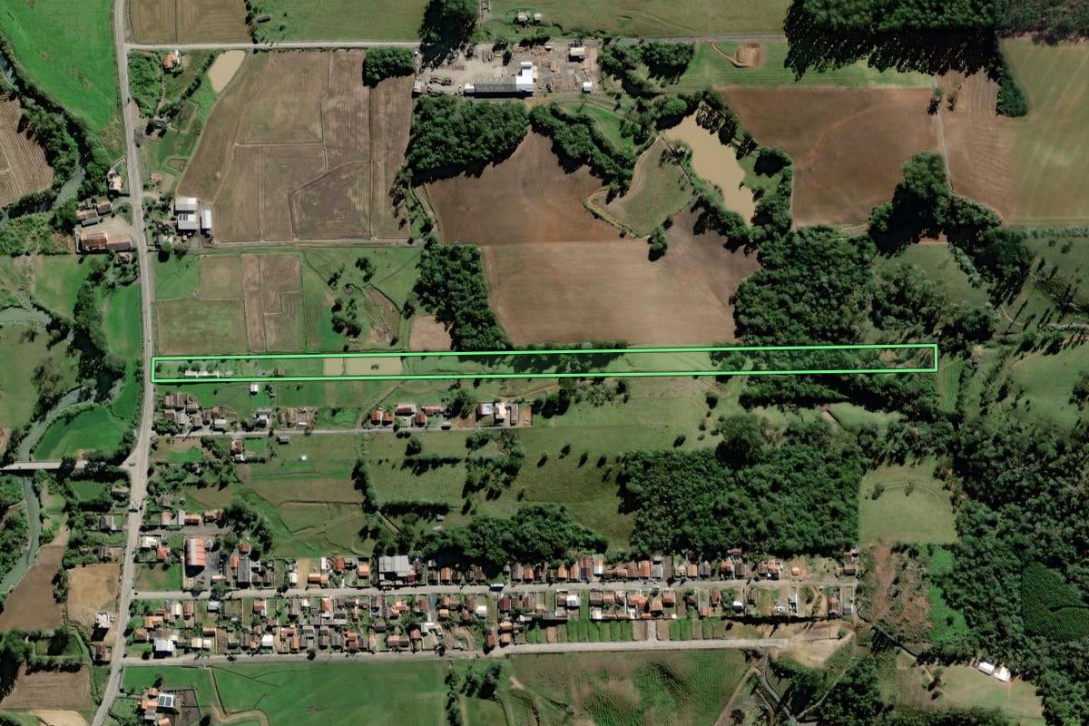 Imagem de satélite do imóvel rural em Agrolândia (SC), com o contorno declarado no CAR desenhado por cima.