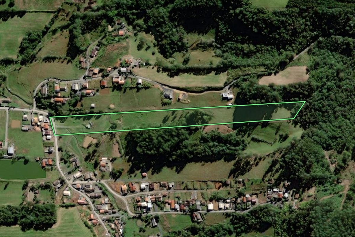 Imagem de satélite do imóvel rural em Agrolândia (SC), com o contorno declarado no CAR desenhado por cima.