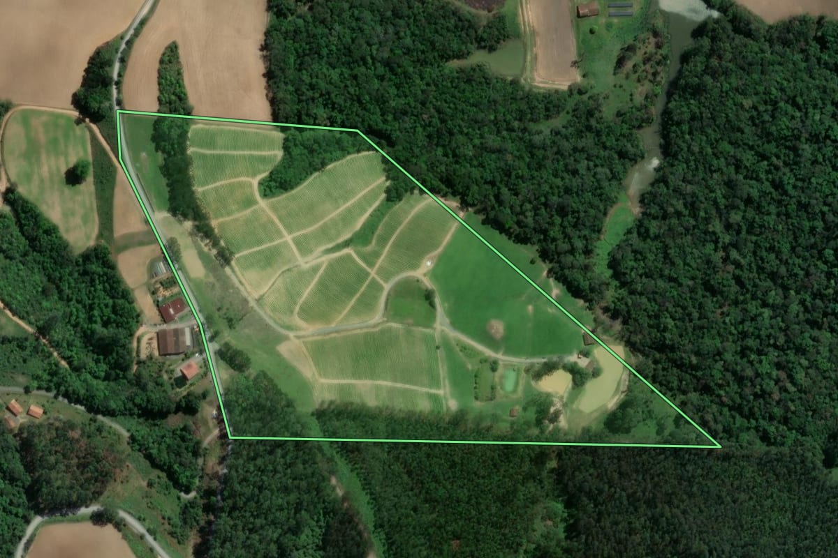 Imagem de satélite do imóvel rural em Agrolândia (SC), com o contorno declarado no CAR desenhado por cima.