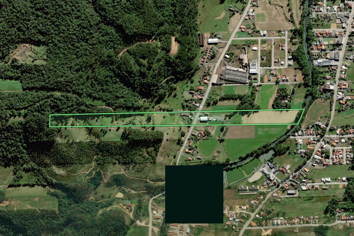 Imagem de satélite do imóvel rural em Agrolândia (SC), com o contorno declarado no CAR desenhado por cima.