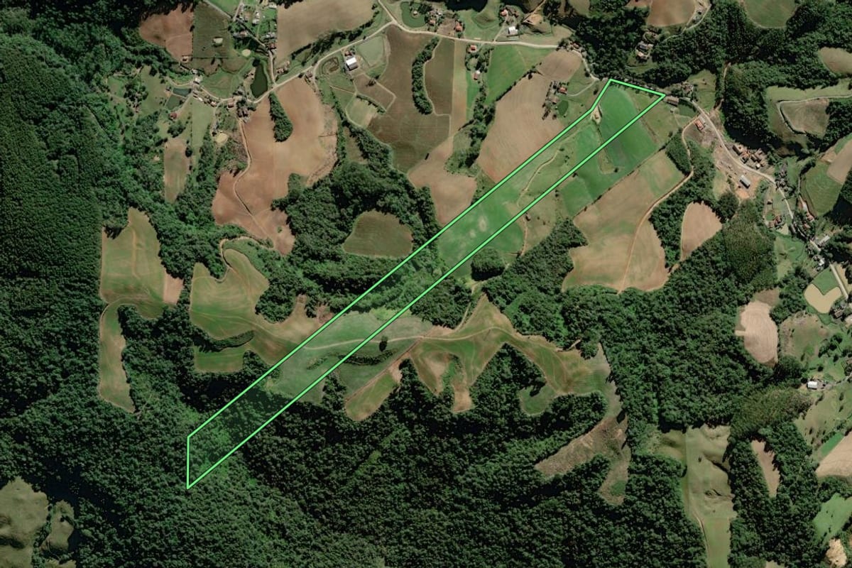 Imagem de satélite do imóvel rural em Agronômica (SC), com o contorno declarado no CAR desenhado por cima.