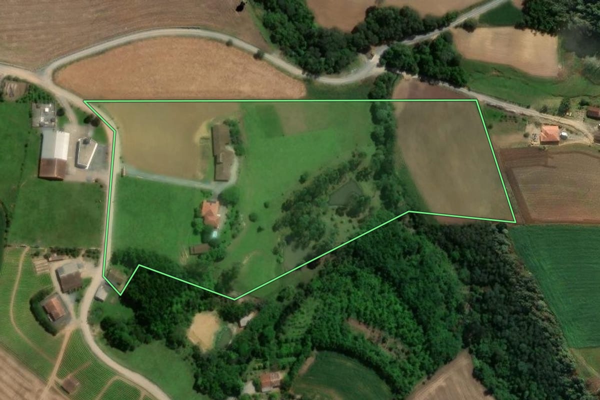 Imagem de satélite do imóvel rural em Agronômica (SC), com o contorno declarado no CAR desenhado por cima.