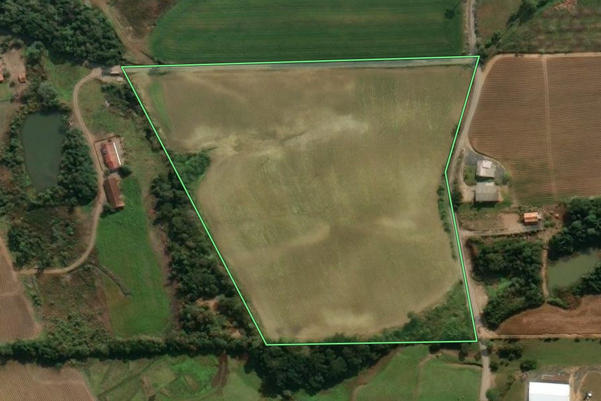 Imagem de satélite do imóvel rural em Agronômica (SC), com o contorno declarado no CAR desenhado por cima.