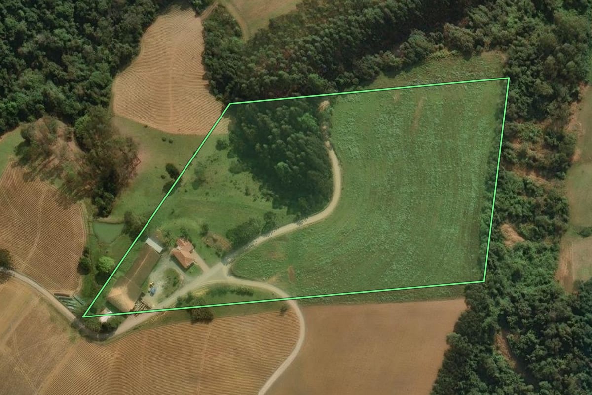 Imagem de satélite do imóvel rural em Agronômica (SC), com o contorno declarado no CAR desenhado por cima.