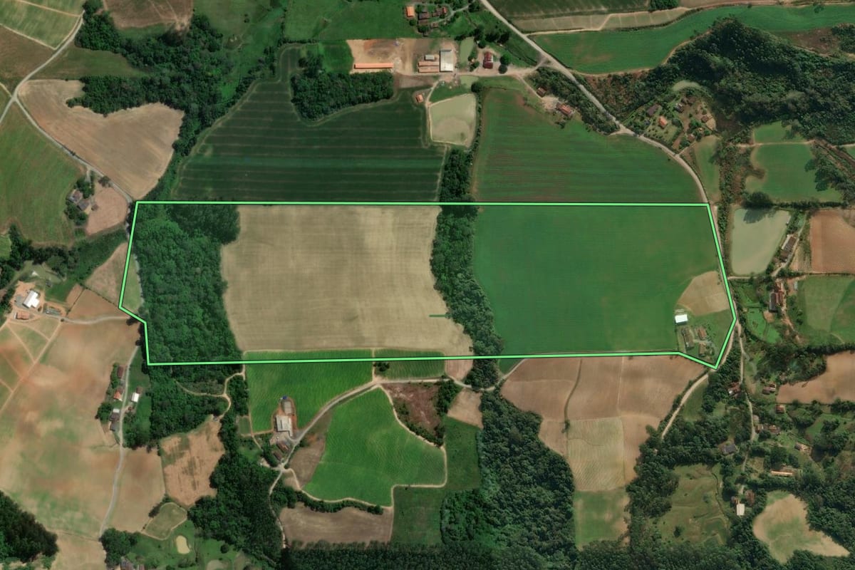 Imagem de satélite do imóvel rural em Agronômica (SC), com o contorno declarado no CAR desenhado por cima.