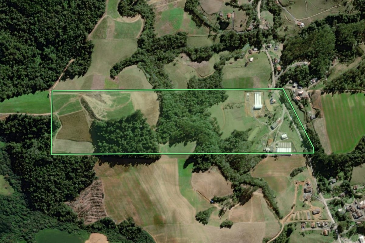 Imagem de satélite do imóvel rural em Agronômica (SC), com o contorno declarado no CAR desenhado por cima.