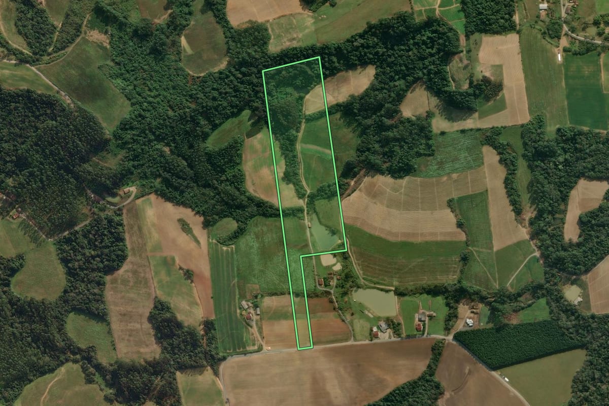 Imagem de satélite do imóvel rural em Agronômica (SC), com o contorno declarado no CAR desenhado por cima.