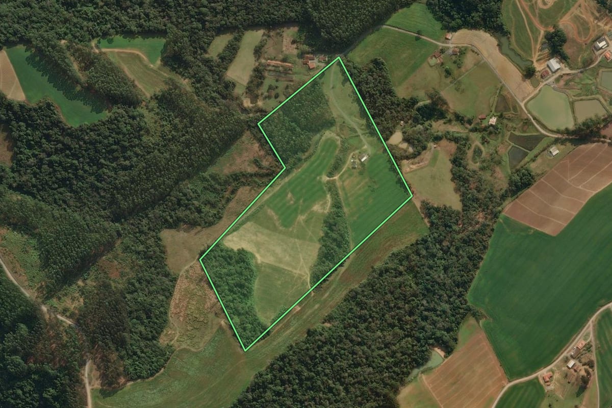 Imagem de satélite do imóvel rural em Agronômica (SC), com o contorno declarado no CAR desenhado por cima.