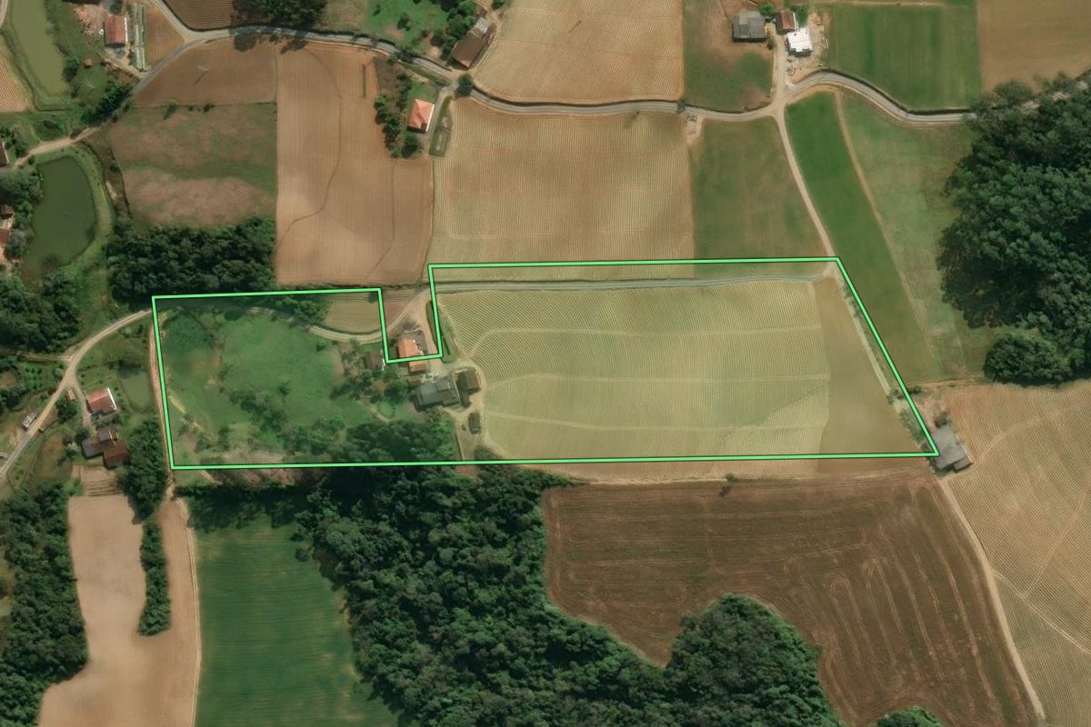 Imagem de satélite do imóvel rural em Agronômica (SC), com o contorno declarado no CAR desenhado por cima.