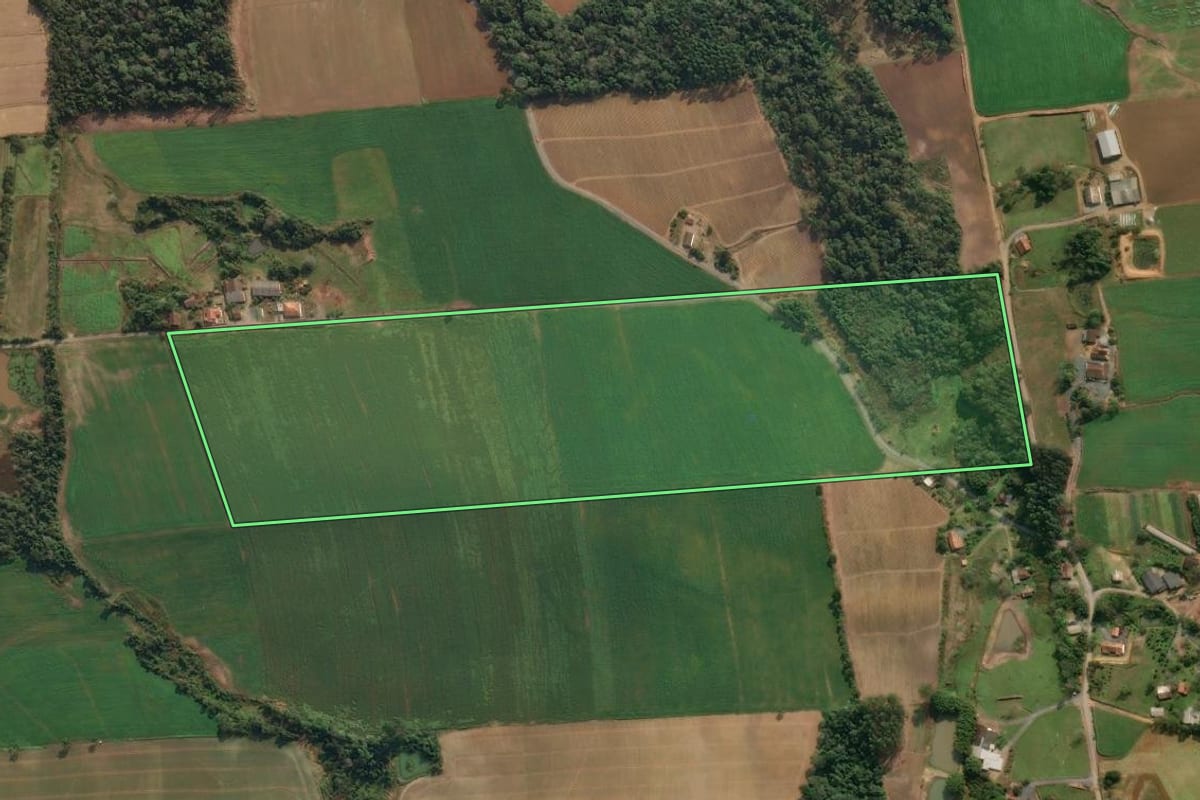 Imagem de satélite do imóvel rural em Agronômica (SC), com o contorno declarado no CAR desenhado por cima.