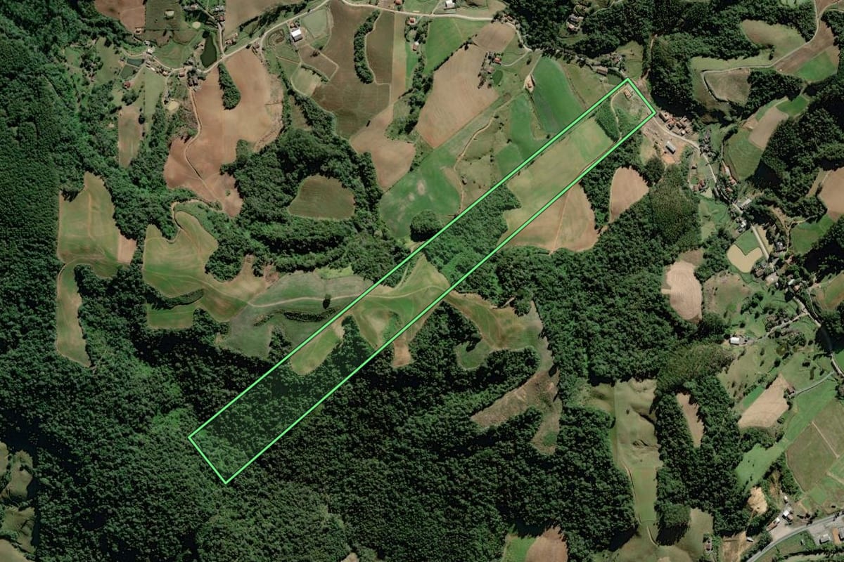 Imagem de satélite do imóvel rural em Agronômica (SC), com o contorno declarado no CAR desenhado por cima.