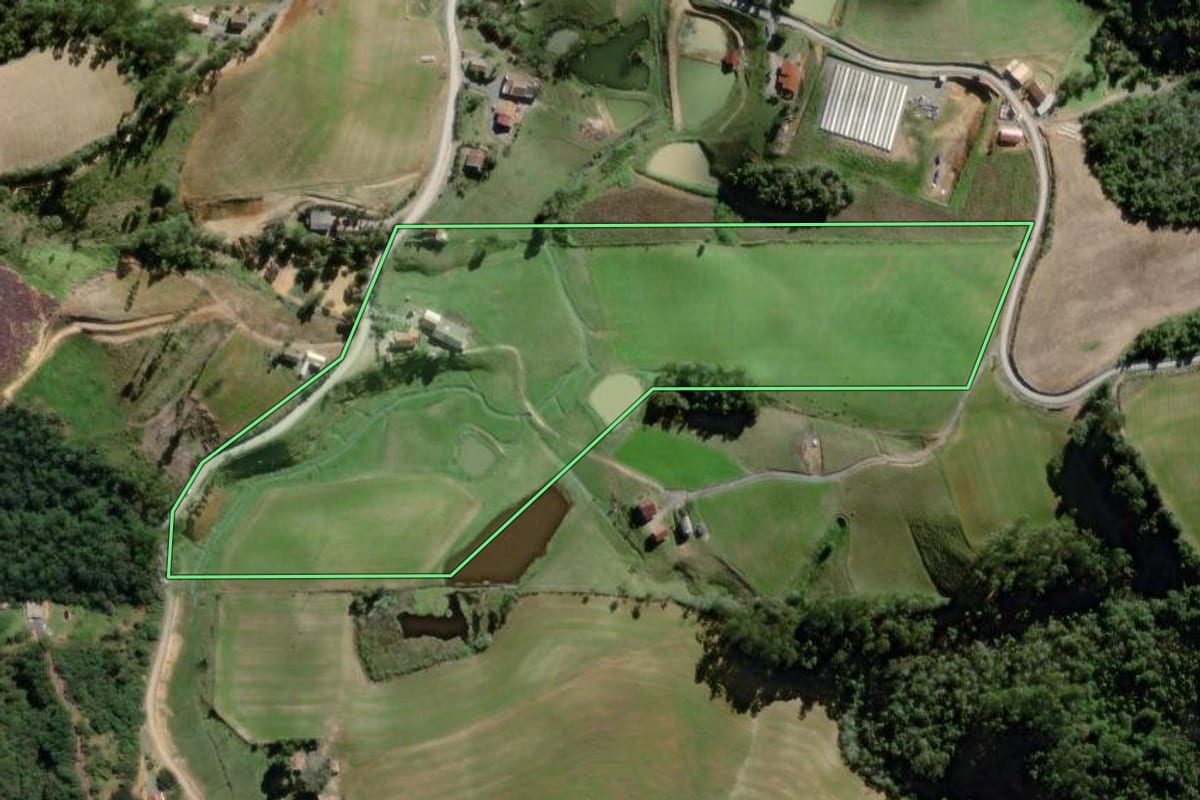 Imagem de satélite do imóvel rural em Agronômica (SC), com o contorno declarado no CAR desenhado por cima.