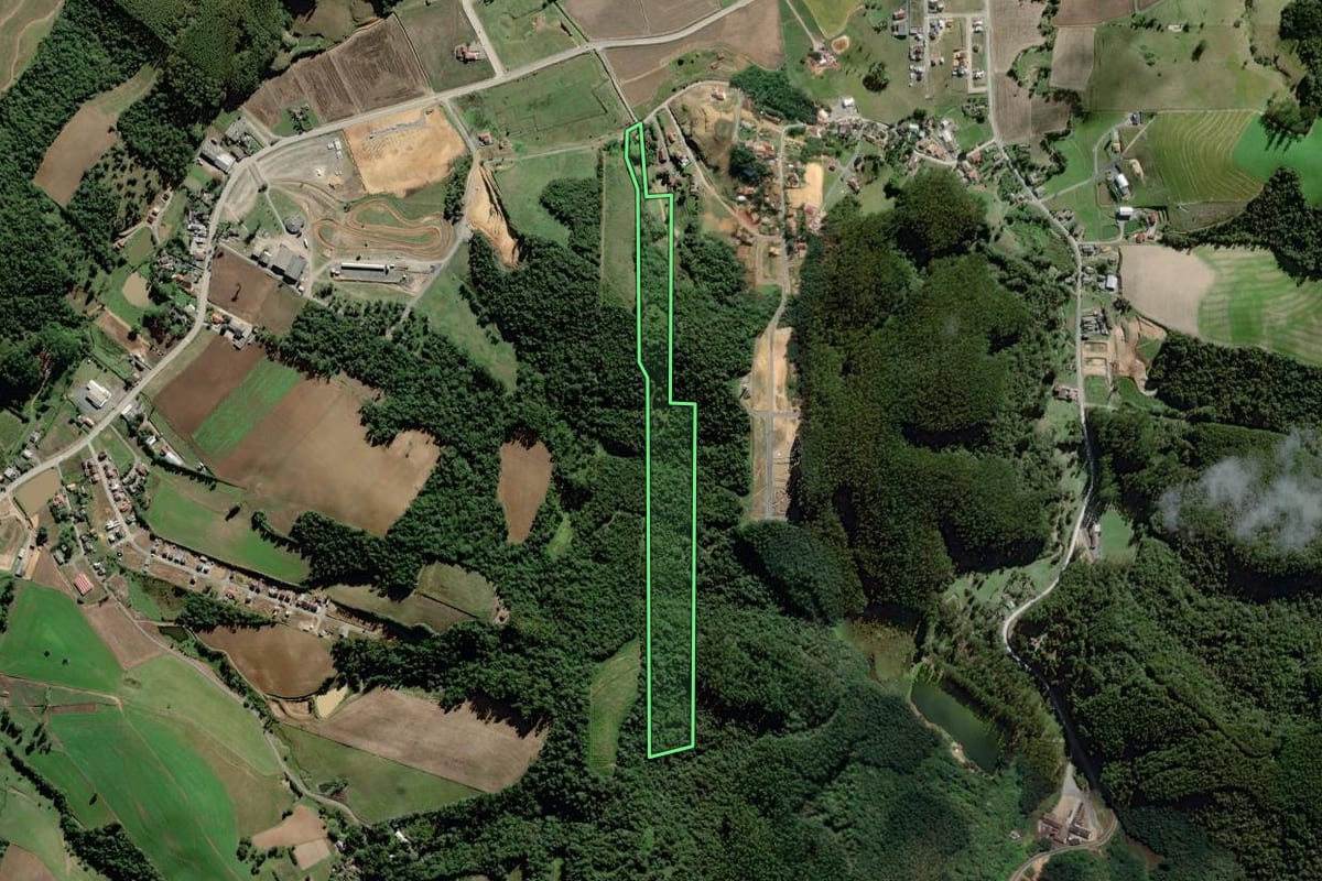 Imagem de satélite do imóvel rural em Agronômica (SC), com o contorno declarado no CAR desenhado por cima.