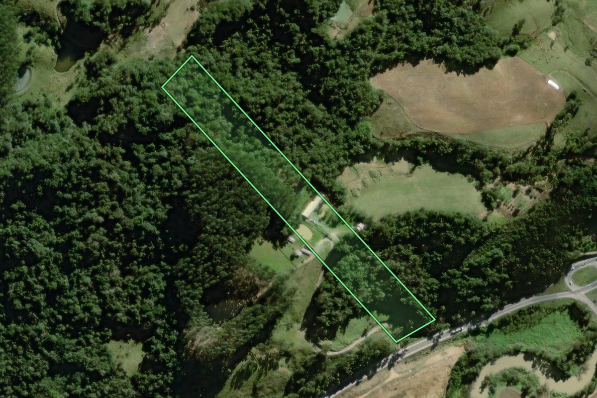 Imagem de satélite do imóvel rural em Agronômica (SC), com o contorno declarado no CAR desenhado por cima.