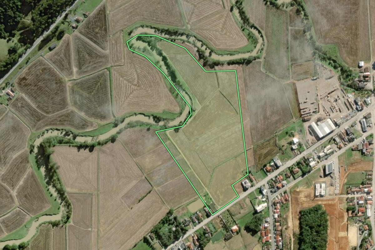 Imagem de satélite do imóvel rural em Agronômica (SC), com o contorno declarado no CAR desenhado por cima.