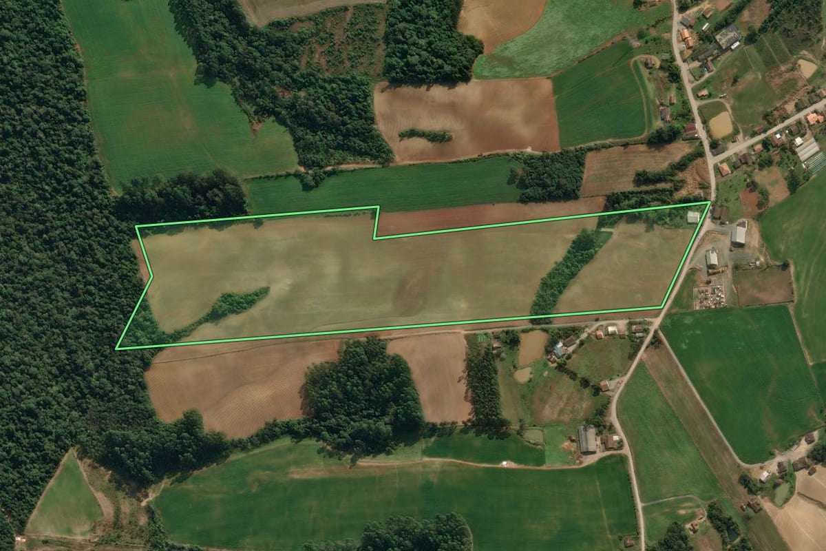 Imagem de satélite do imóvel rural em Agronômica (SC), com o contorno declarado no CAR desenhado por cima.