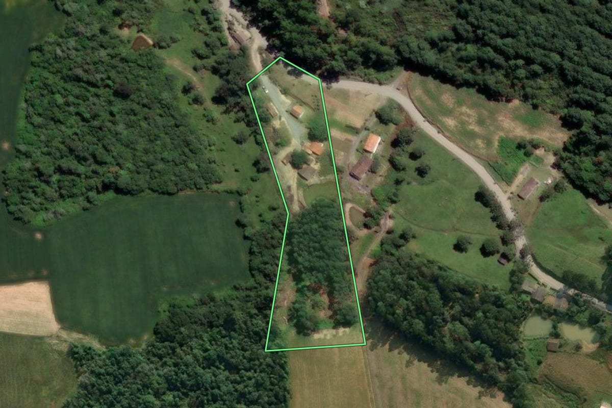 Imagem de satélite do imóvel rural em Agronômica (SC), com o contorno declarado no CAR desenhado por cima.
