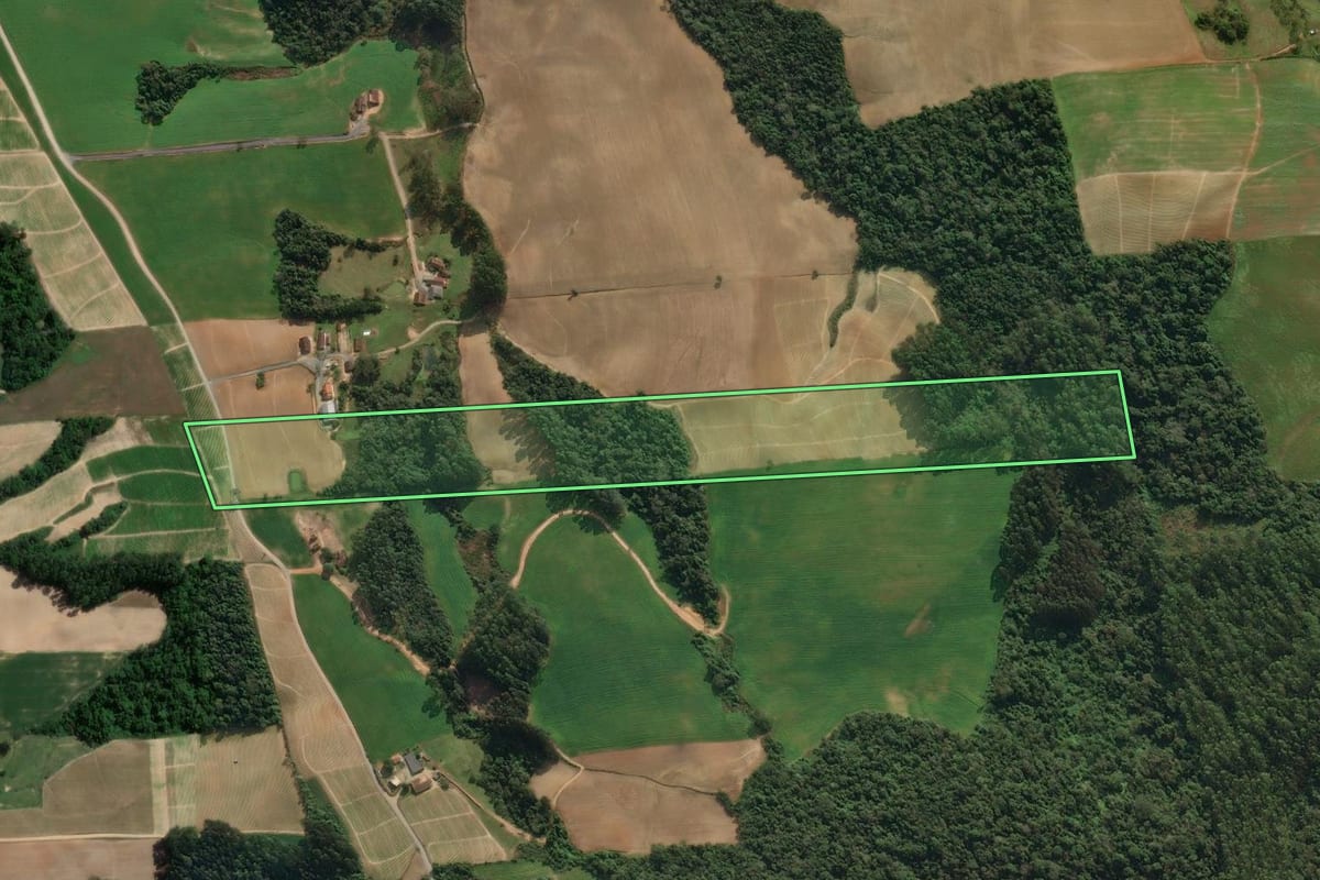 Imagem de satélite do imóvel rural em Agronômica (SC), com o contorno declarado no CAR desenhado por cima.