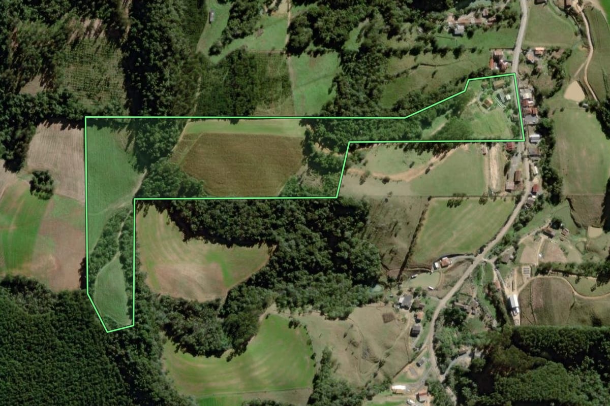 Imagem de satélite do imóvel rural em Agronômica (SC), com o contorno declarado no CAR desenhado por cima.
