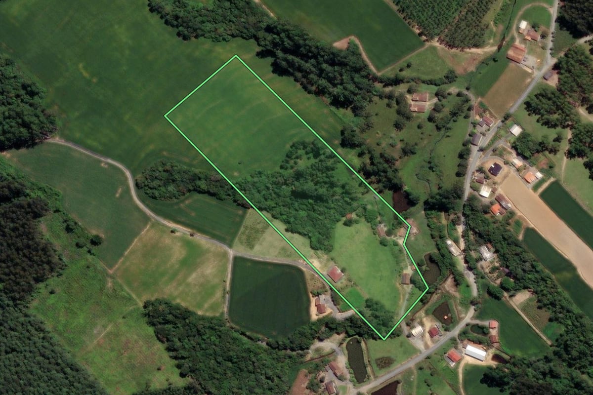 Imagem de satélite do imóvel rural em Agronômica (SC), com o contorno declarado no CAR desenhado por cima.