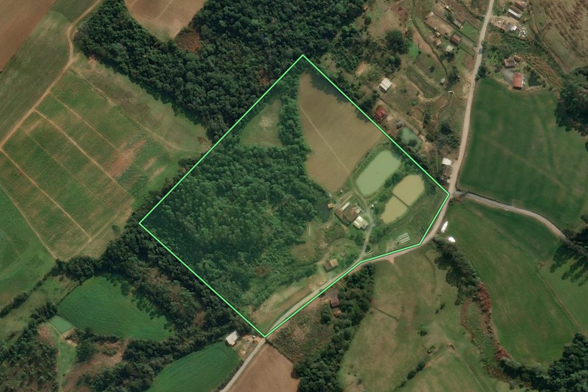 Imagem de satélite do imóvel rural em Agronômica (SC), com o contorno declarado no CAR desenhado por cima.