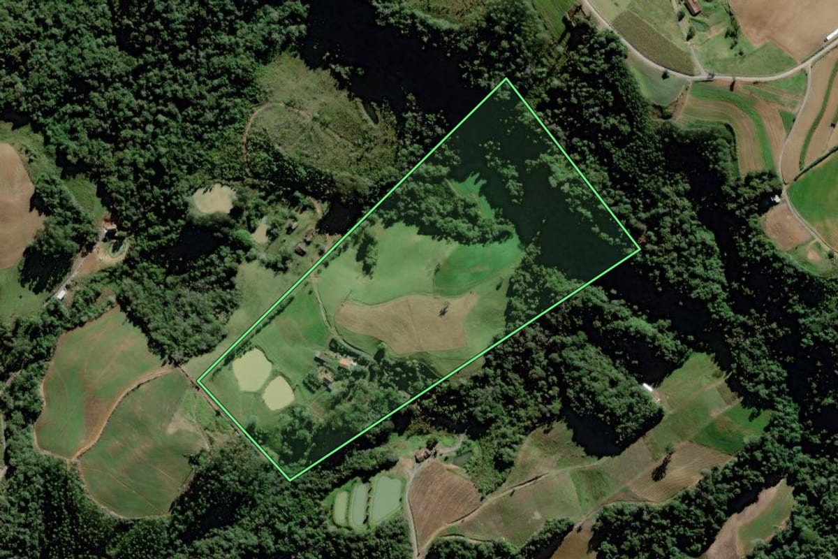 Imagem de satélite do imóvel rural em Agronômica (SC), com o contorno declarado no CAR desenhado por cima.