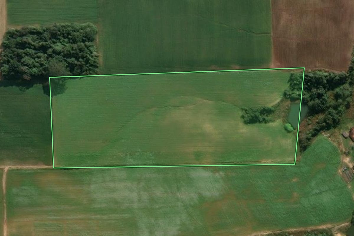 Imagem de satélite do imóvel rural em Agronômica (SC), com o contorno declarado no CAR desenhado por cima.