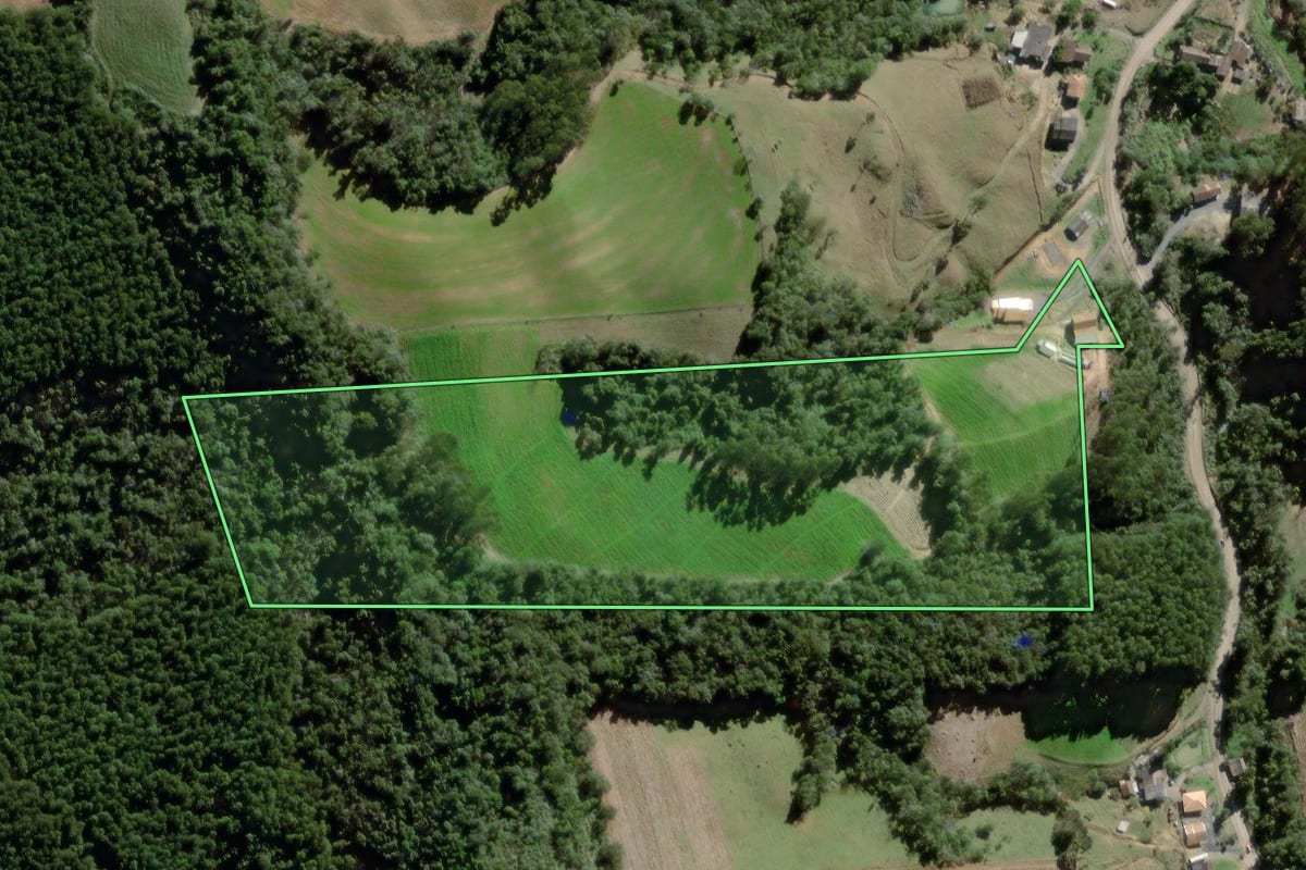 Imagem de satélite do imóvel rural em Agronômica (SC), com o contorno declarado no CAR desenhado por cima.