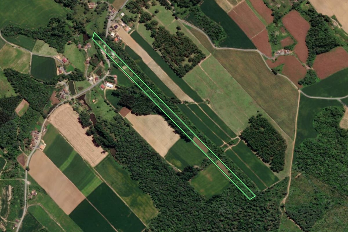 Imagem de satélite do imóvel rural em Agronômica (SC), com o contorno declarado no CAR desenhado por cima.