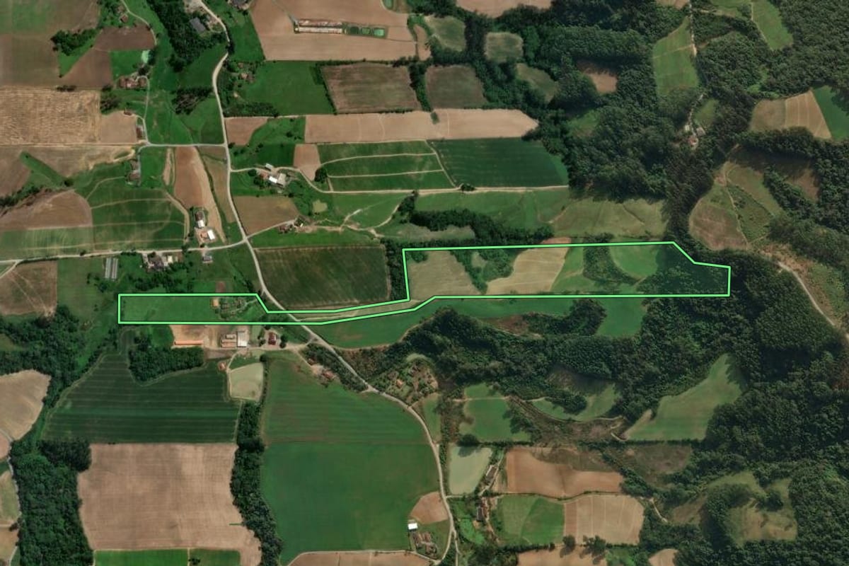Imagem de satélite do imóvel rural em Agronômica (SC), com o contorno declarado no CAR desenhado por cima.